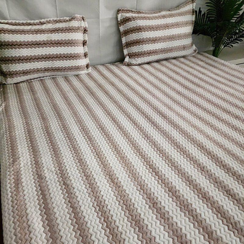 White and Brown Zigzag Pattern Warm Bedsheet