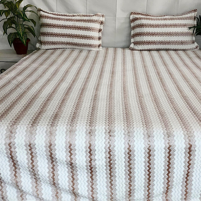 Beige and White Zigzag Pattern Warm Bedsheet